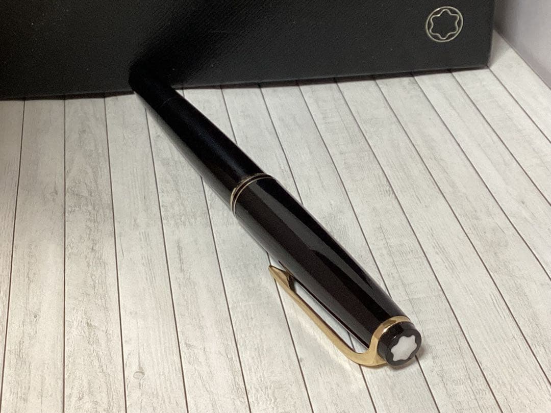 美品モンブランMontblanc 万年筆 黒 金色装飾本物