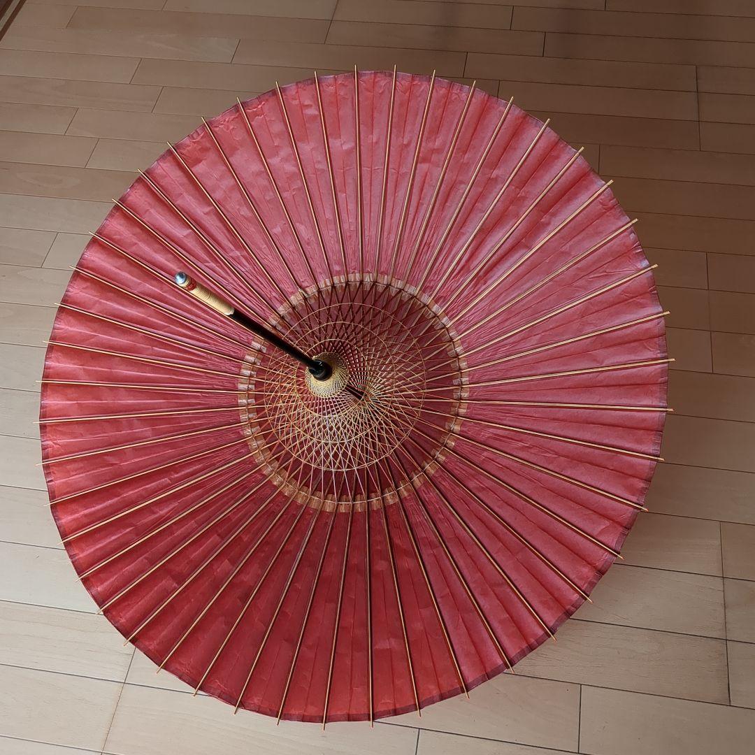 伝統的な赤い和傘