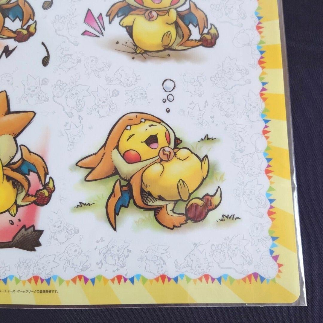 メガリザードンYのポンチョに身を包んだピカチュウ クリアポスターポケモンセンター