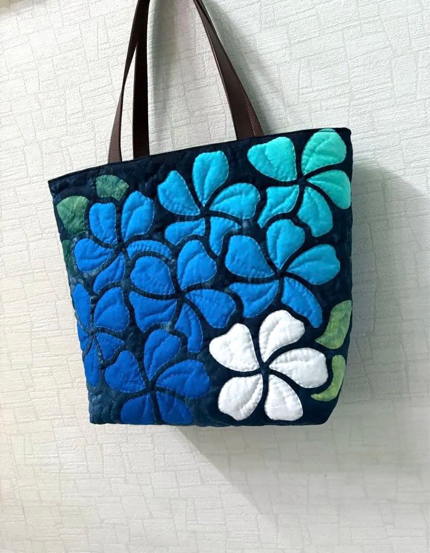 ハワイアンキルトトートバッグ　紺　　グラデーション　プルメリア
