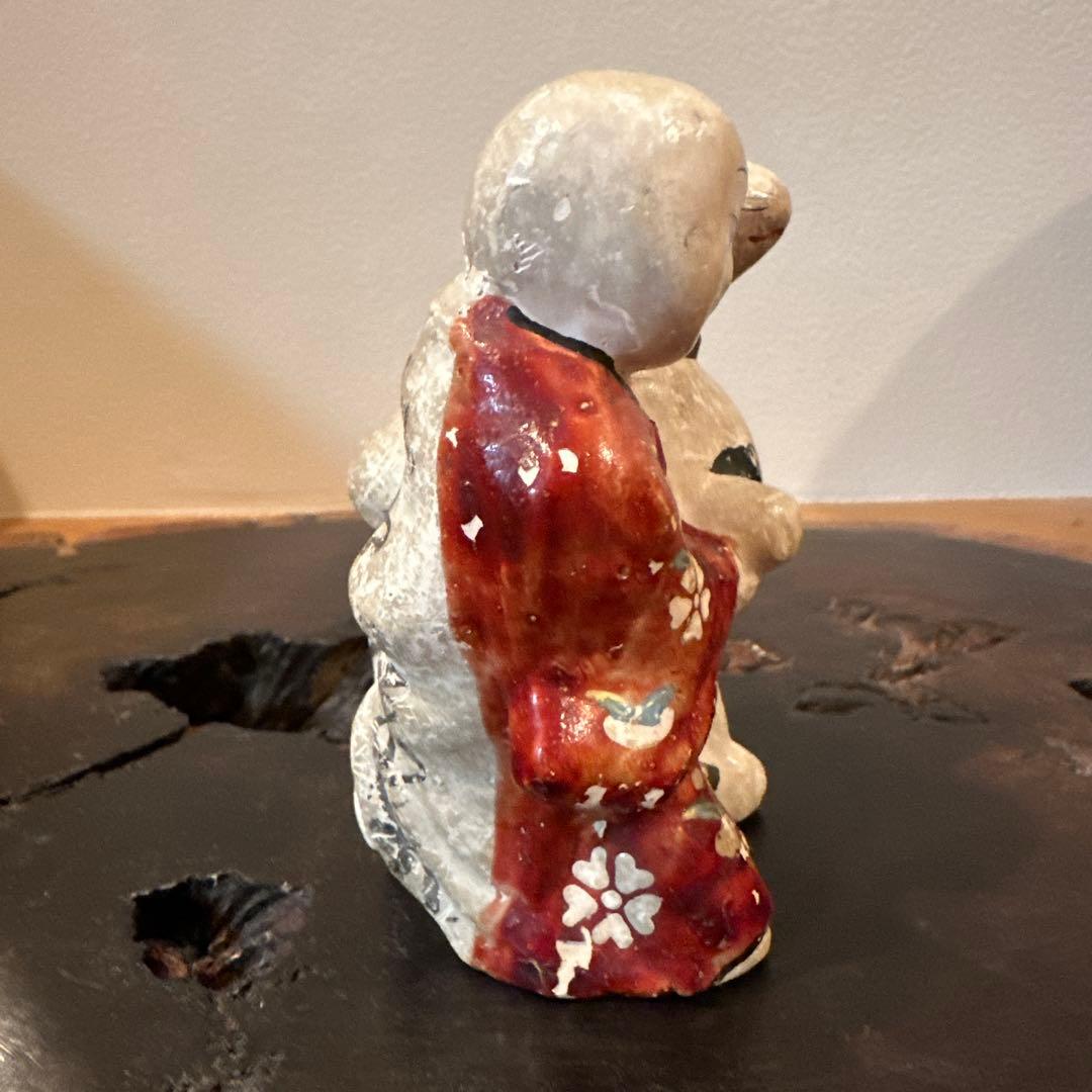 犬と子どもの置物