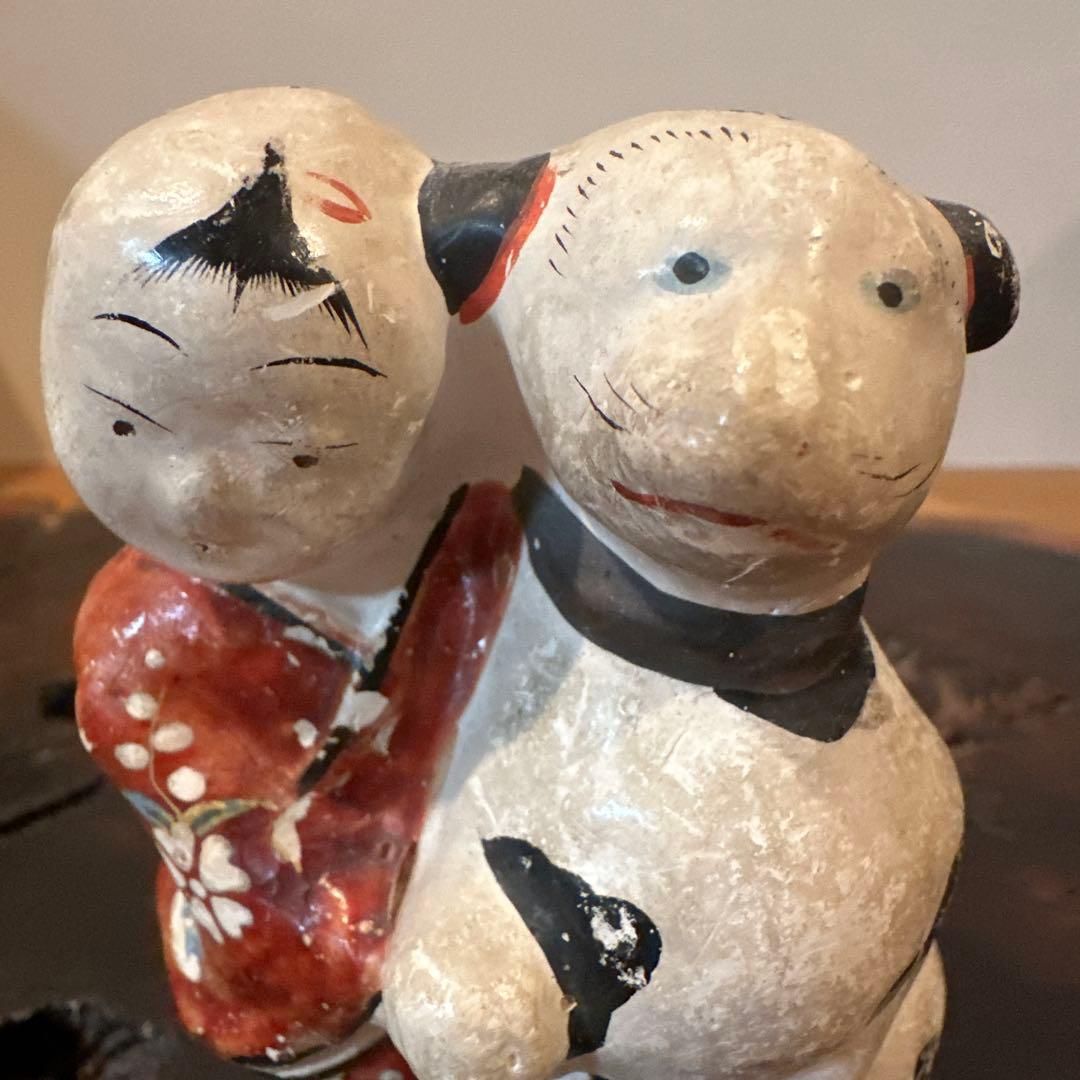 犬と子どもの置物