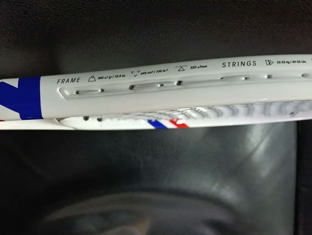 新品テクニ ファイバーT-FIGHT100インチ300ｇ未使用ガット付き