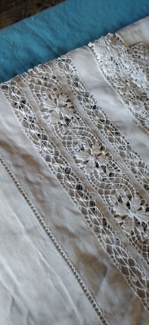 ロンドンのアンティーク屋さんでみつけたスレッドレースのテーブルクロス