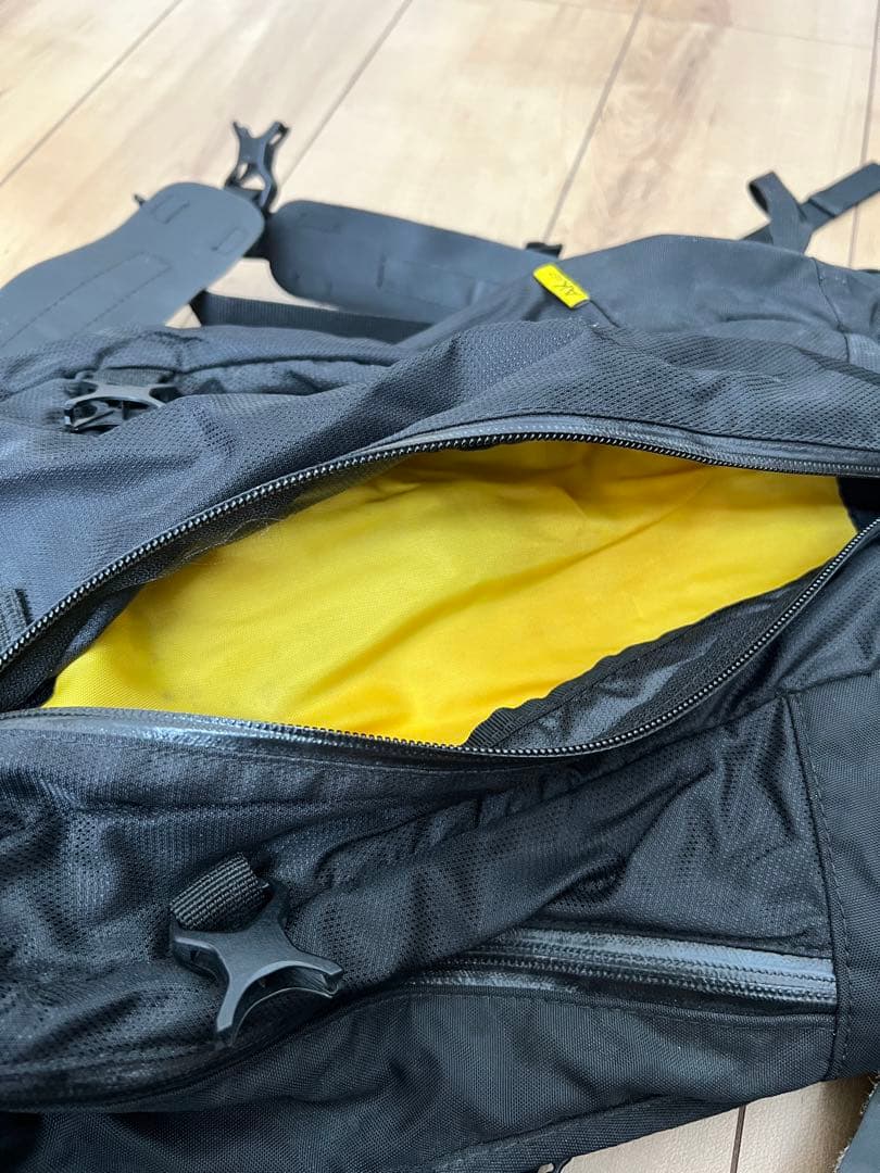 BURTON AK457 バックパック 　黒/黄色 16～18L
