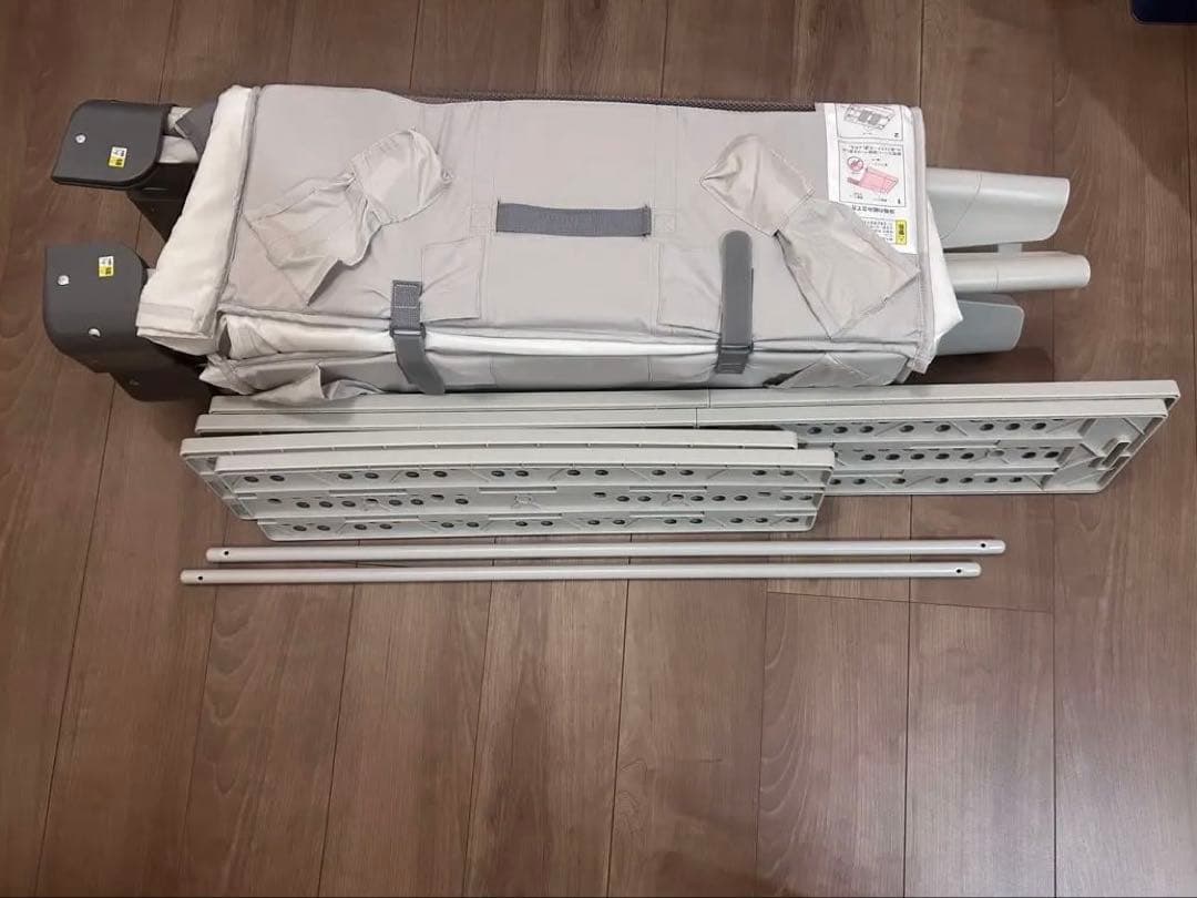 グレーの折りたたみ式ベビーベッド