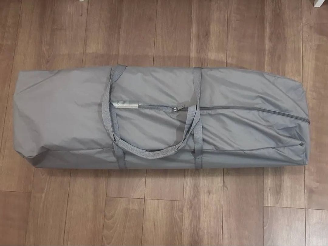 グレーの折りたたみ式ベビーベッド