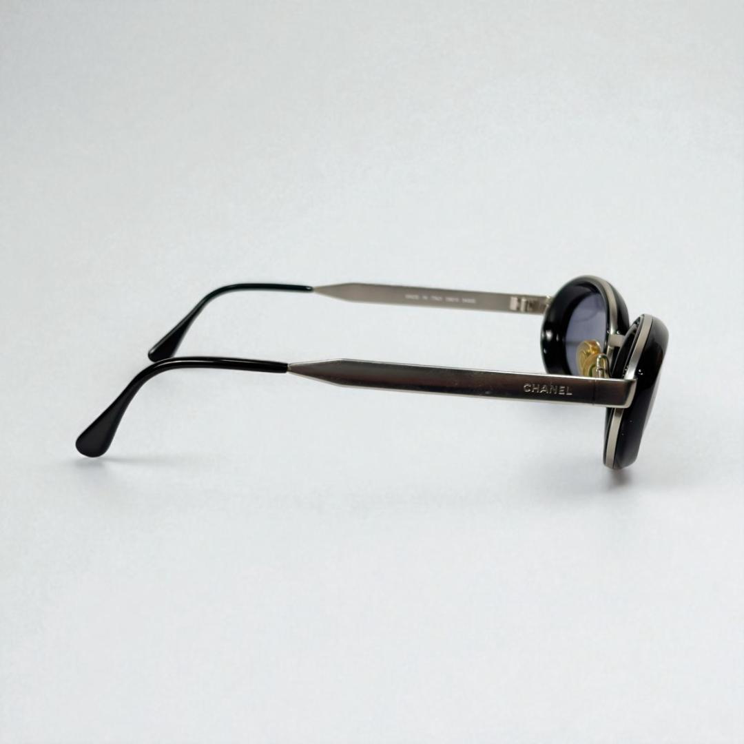 美品　CHANEL サングラス ケース付き ロゴ入り シャネル