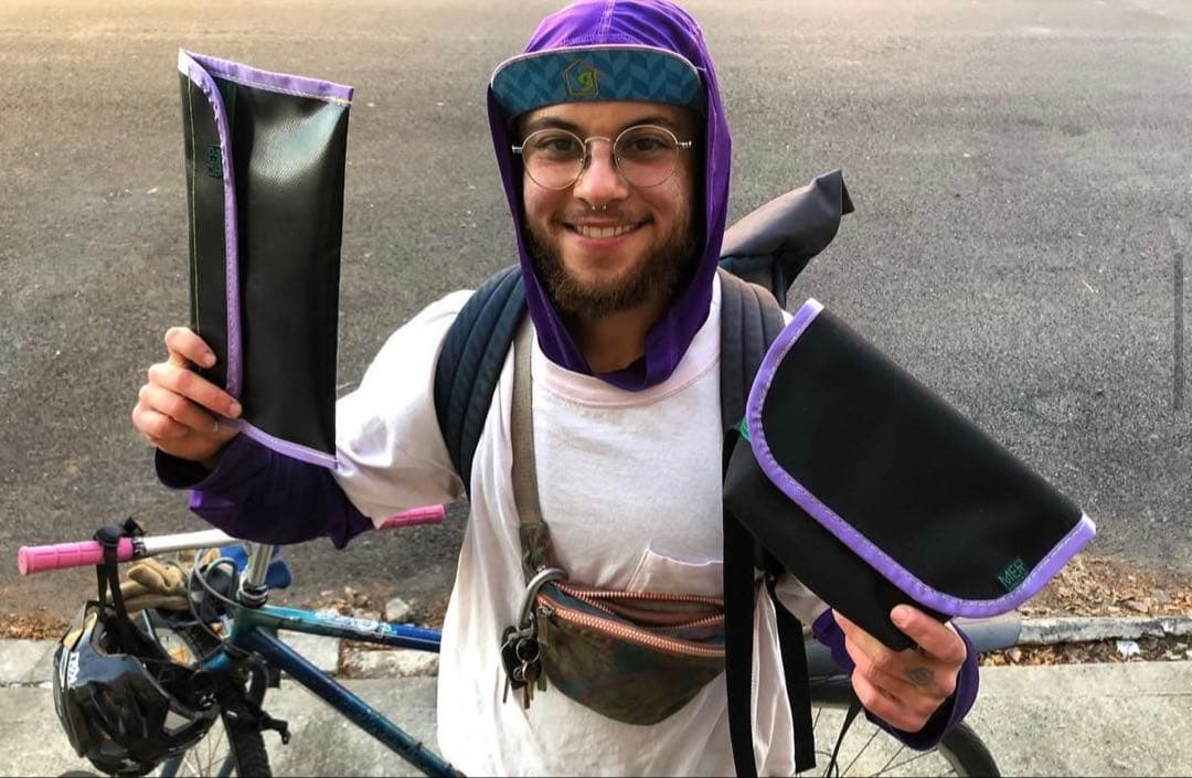 MERメッセンジャーバッグ ブラック/パープル