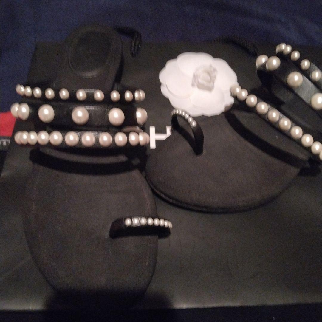 パール装飾シャネルサンダル 黒