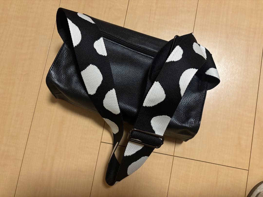 イアパピヨネ ワイドテープショルダーバッグ ボディバッグ