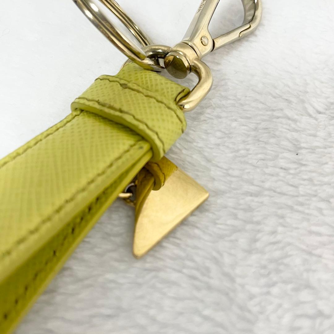 PRADA プラダ　キーリング　三角プレート　チャーム　サフィアーノ　イエロー