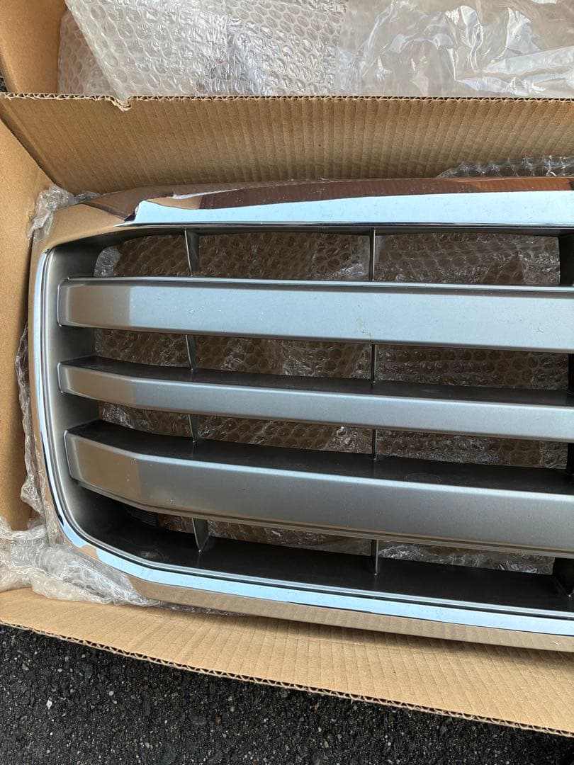 ランドクルーザー100 後期　純正グリル