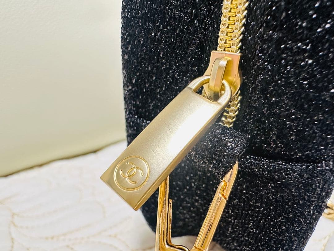 新品CHANEL 黒ノベルティコフレポーチ☆ラメ入りショルダーストラップ付