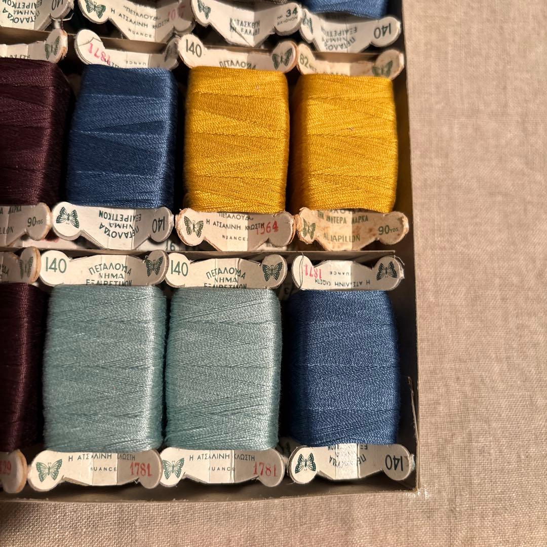 海外ビンテージ　蝶のロゴ　ソーイング　裁縫糸　立体糸巻き12個　箱付きAセット