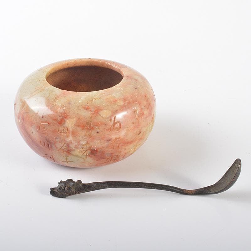 中国　玉石彫刻　山水漢詩刻　水孟　銅匙付　合わせ箱　M　R6515