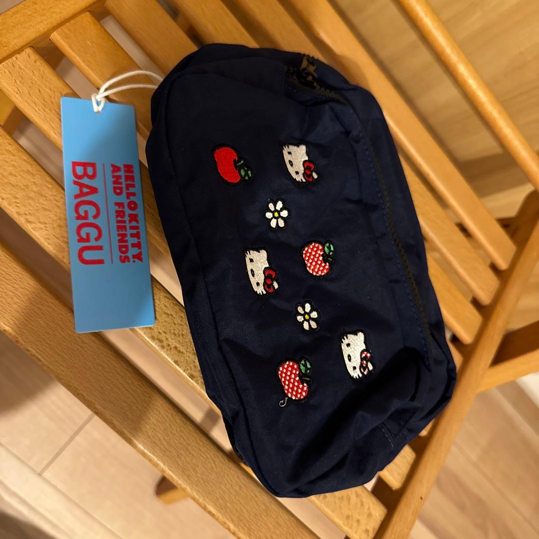 新品未使用 Baggu ハローキティ刺繍ボディバッグ ネイビー