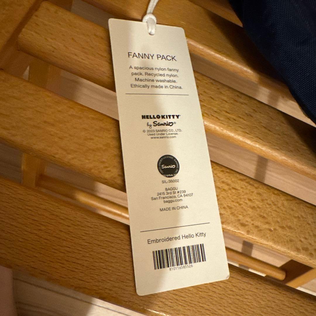 新品未使用 Baggu ハローキティ刺繍ボディバッグ ネイビー