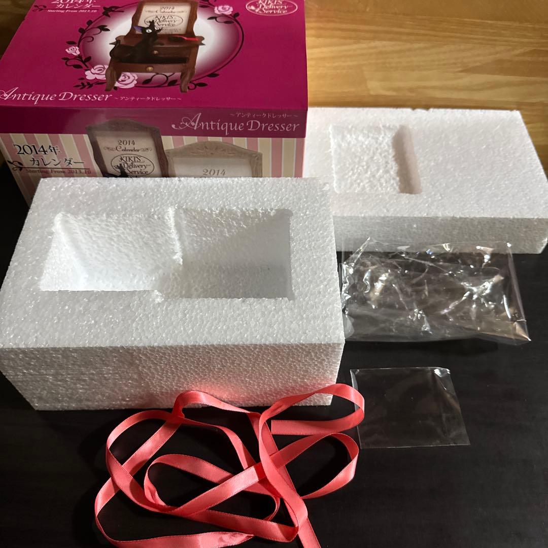 ジブリカレンダー　アンティークドレッサー　2014