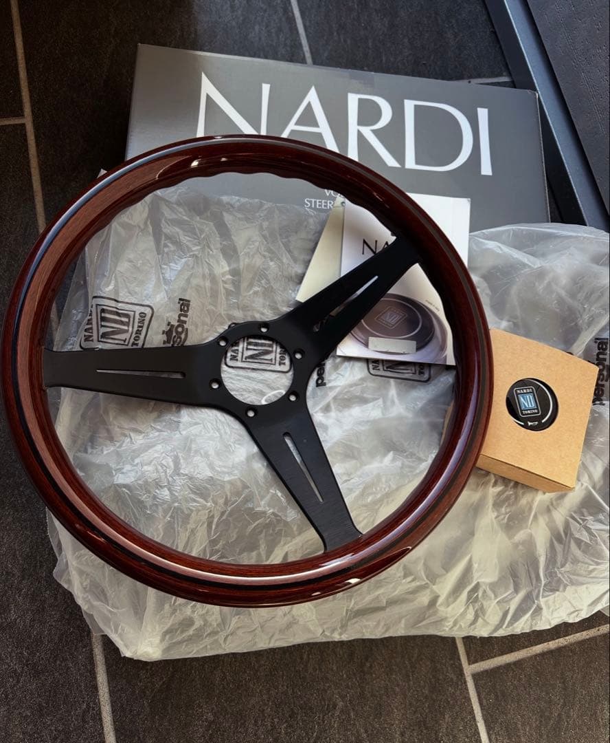 極美品　NARDI クラシックライン　ステアリング
