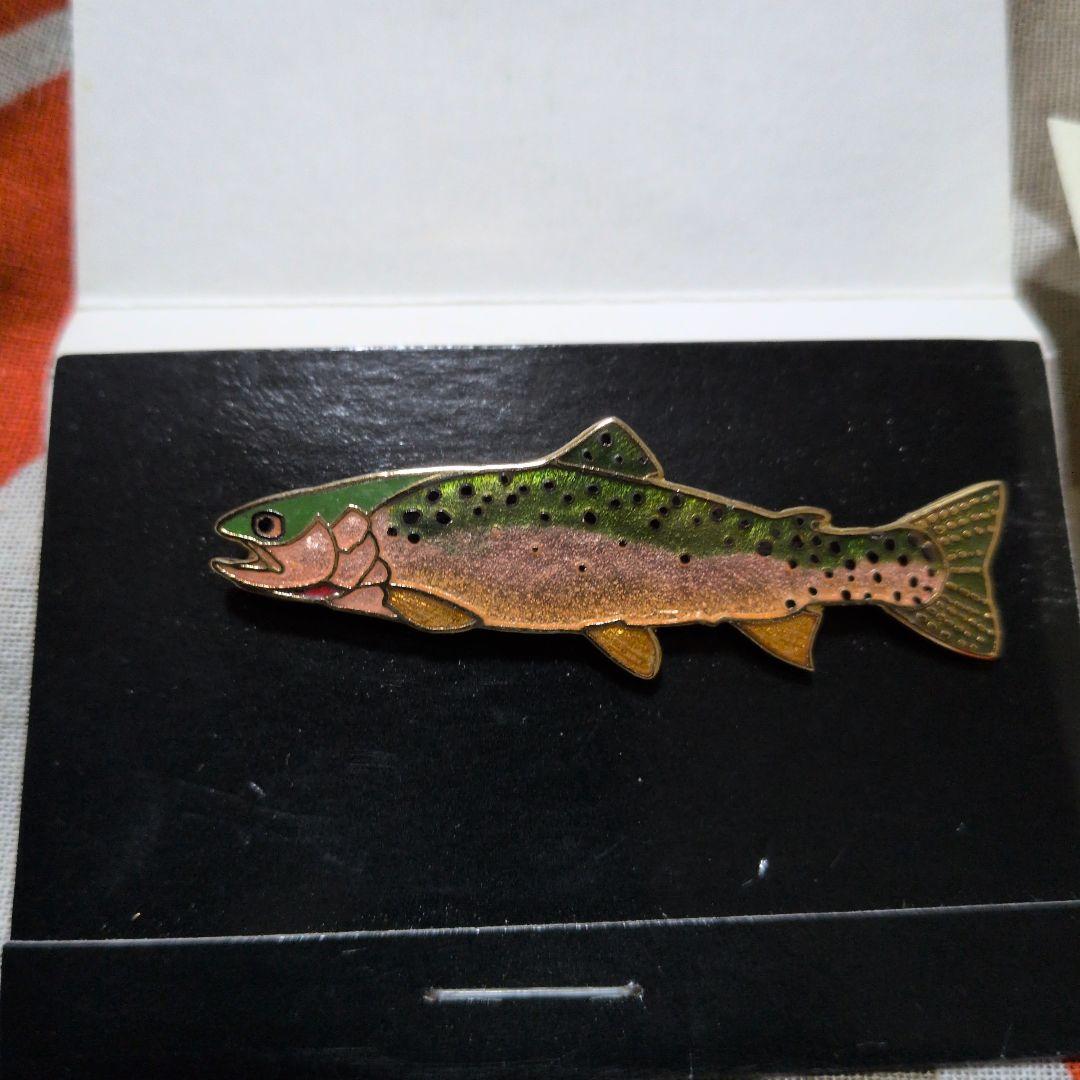 カワマス　魚　ブローチ　バッヂ　WM SPEARデザイン ヴィンテージ
