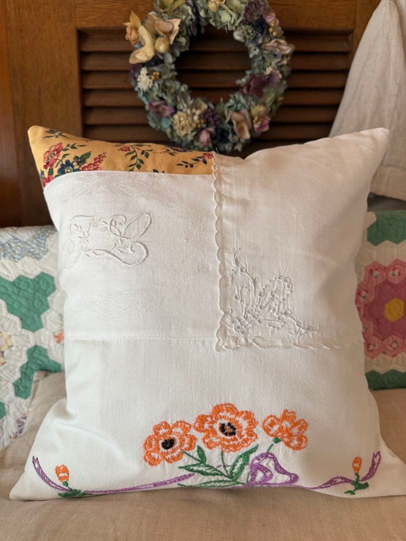 今日のお品ஐ⋆*アンティーク花柄刺繍とモノグラムのクッションカバー