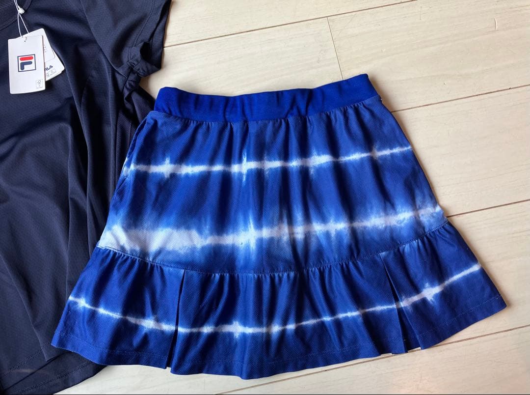 FILAフィラ＊紺のエアリーバックプリーツトップスとタイダイブルースコートセット