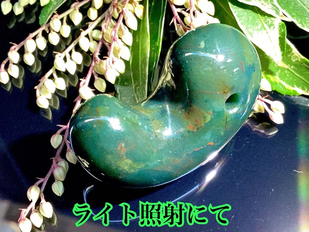 ✳【碧玉】と言える濃厚青緑色の出雲石勾玉　浮き草文様*斑点入り15万円はします