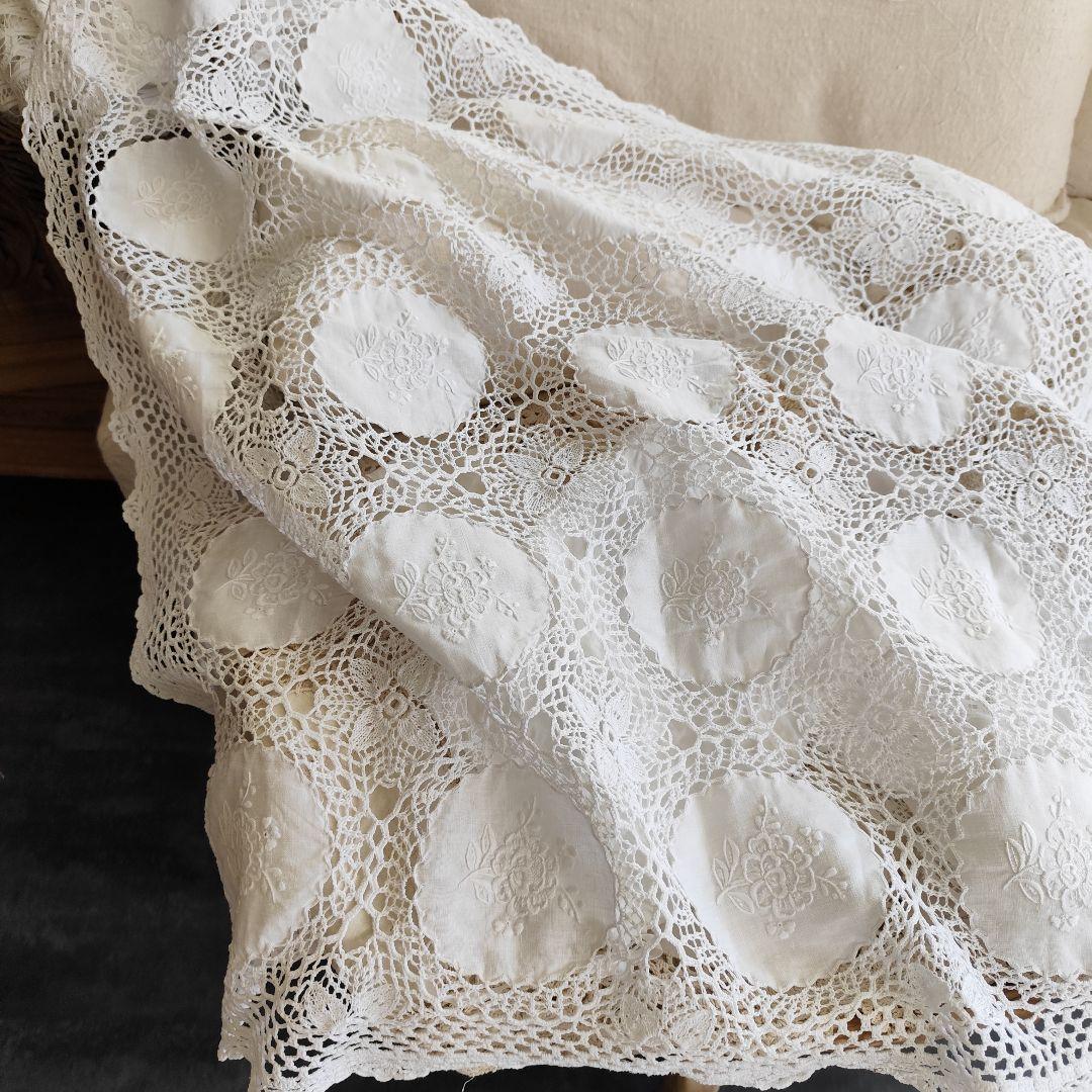 白糸手刺繍　リネンの円形パネル　花刺繍　手編みレース　マルチカバー