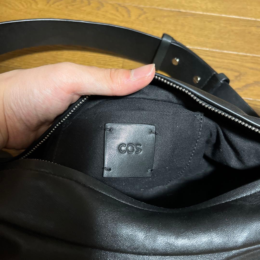 完売品　COS 黒 レザーボディバッグ