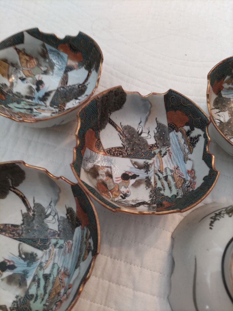 骨董品　九谷焼　お蔵より発見！５個組　希少！　形や金の縁。見ていて素晴らしい。