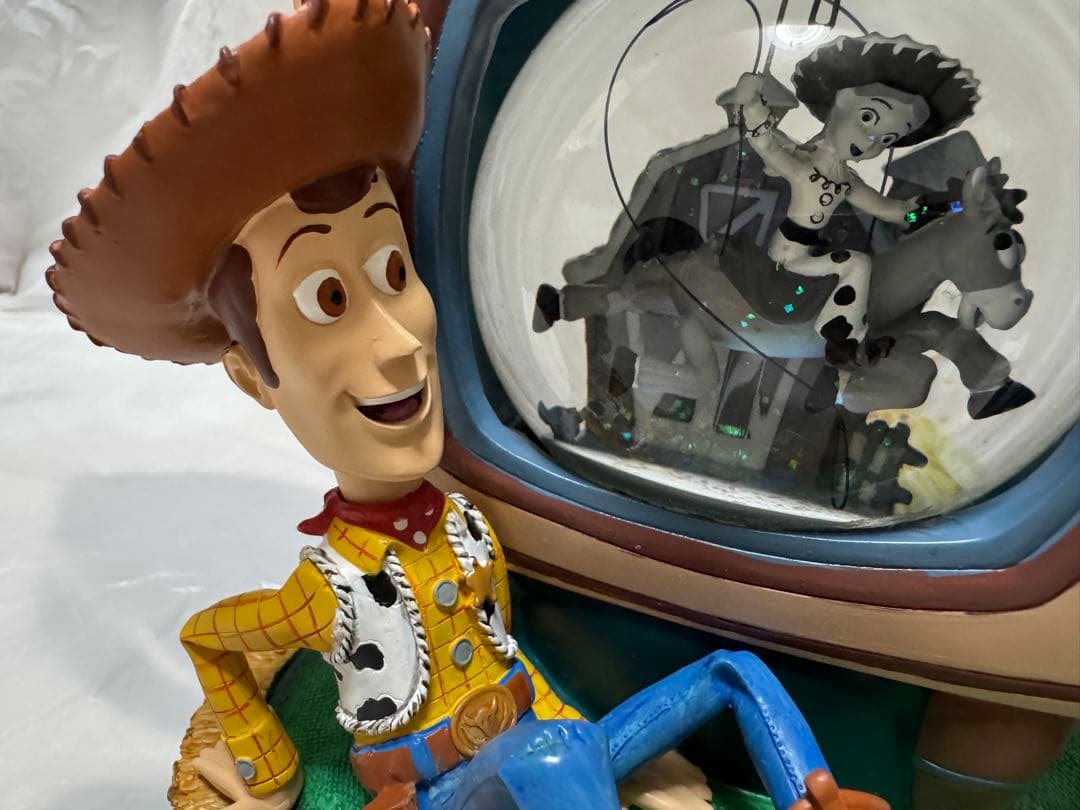 ディズニーストア トイストーリー2 TV型 オルゴール付きスノーグローブ