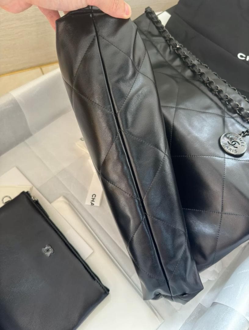CHANEL 22 ミディアムハンドバッグ ブラック