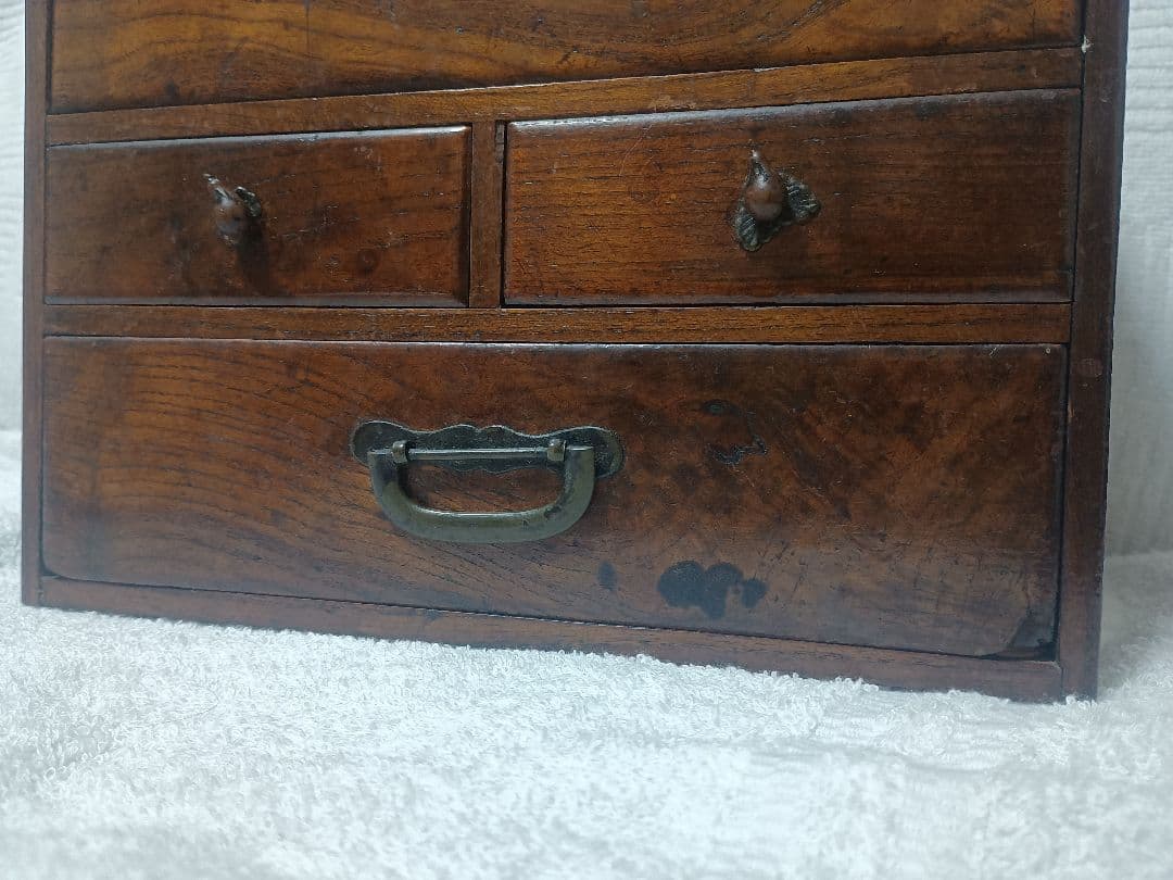 唐木の時代物箪笥(硯箱) 上の引き出右左押て出ます とても可愛ナスのすまみ付