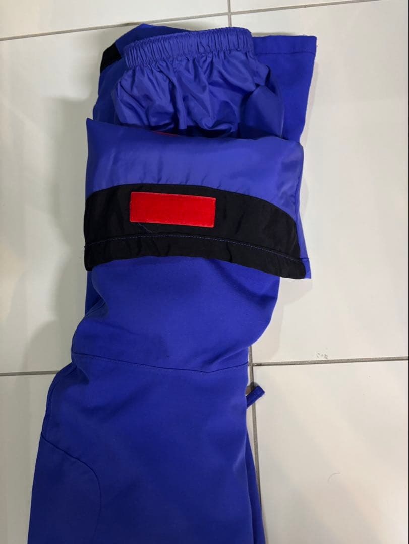 子ども用青色花柄ジャケットと紫色パンツセット