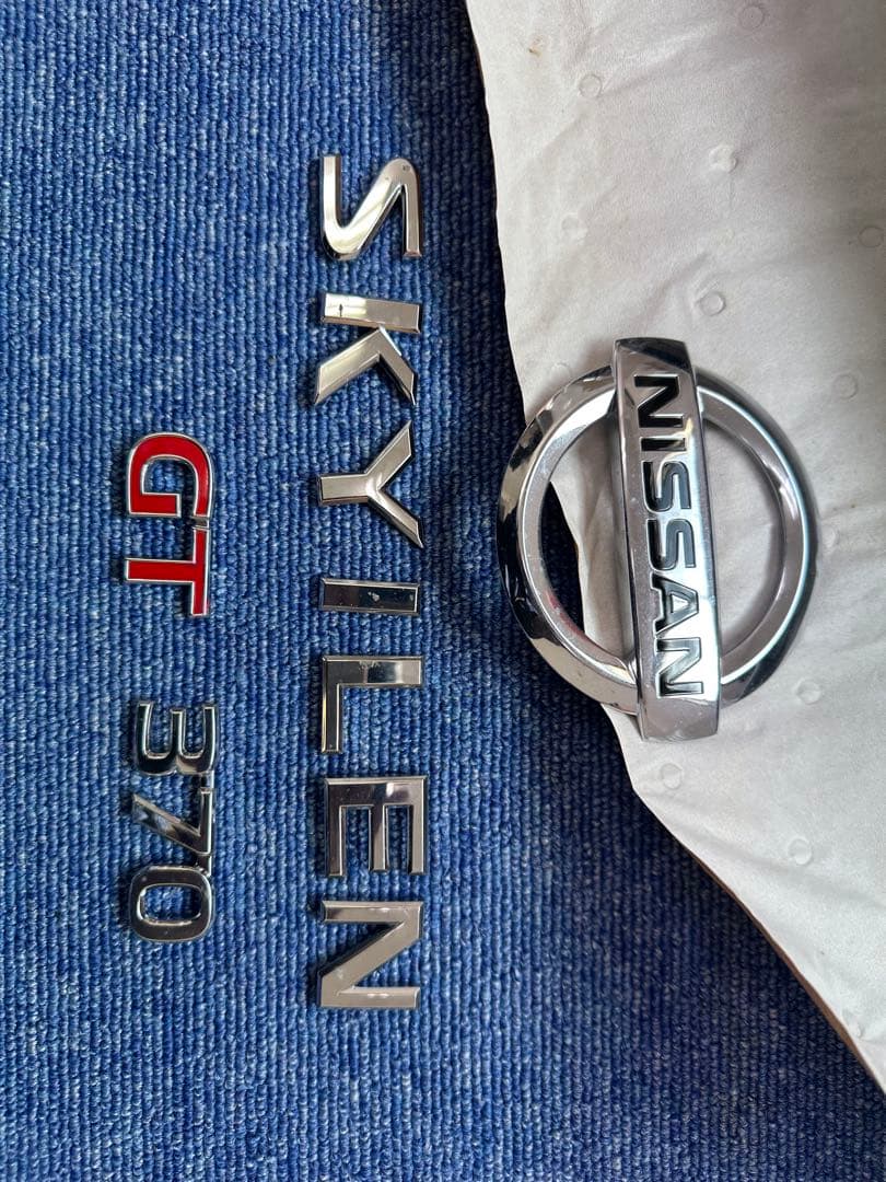 Nissan Skyline 370 GTフロントグリルとエンブレムセット