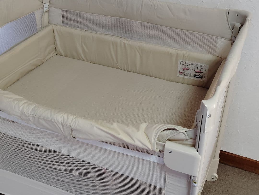 【値下げしました】Aprica 折りたたみベビーベッド クリーム色