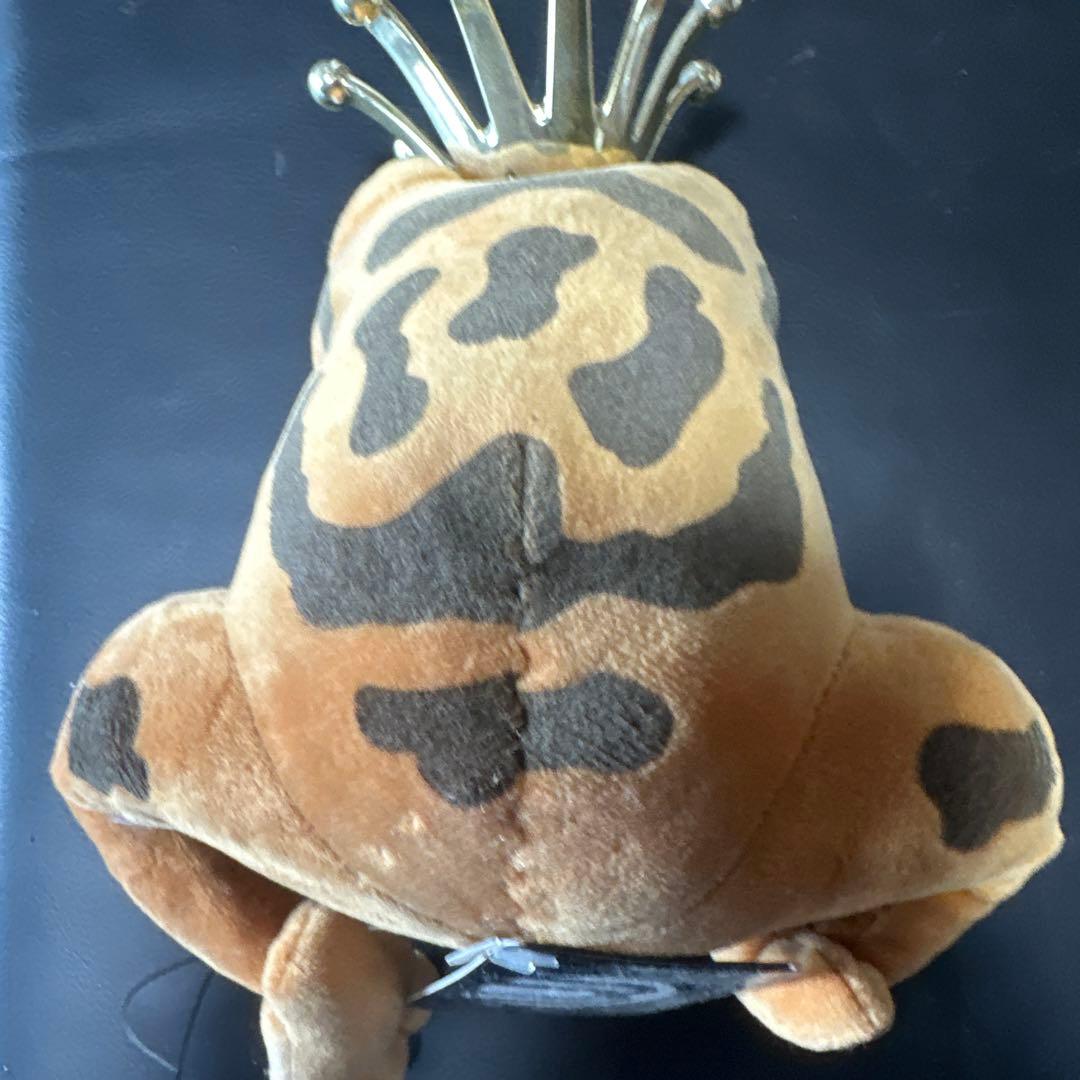 王冠付きカエルのぬいぐるみ