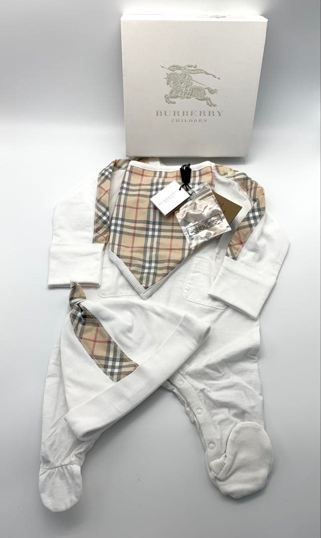 【新品】BURBERRY ベビー服 3点セット　xxs ロンパース　スタイ　帽子
