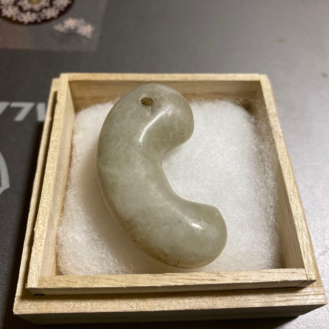 古墳期　宝石質翡翠製《コの字勾玉》— 重厚感と透明感を併せ持つ逸品