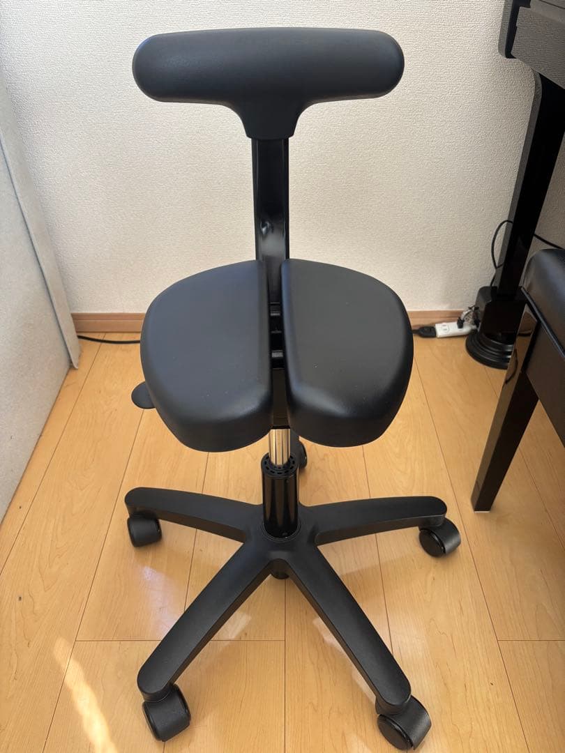 アーユルチェア骨盤矯正　キャスター付き　ブラック