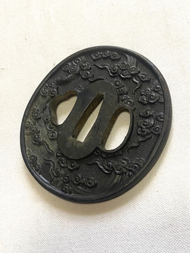 鍔つば　雲と龍の彫刻　箱あり