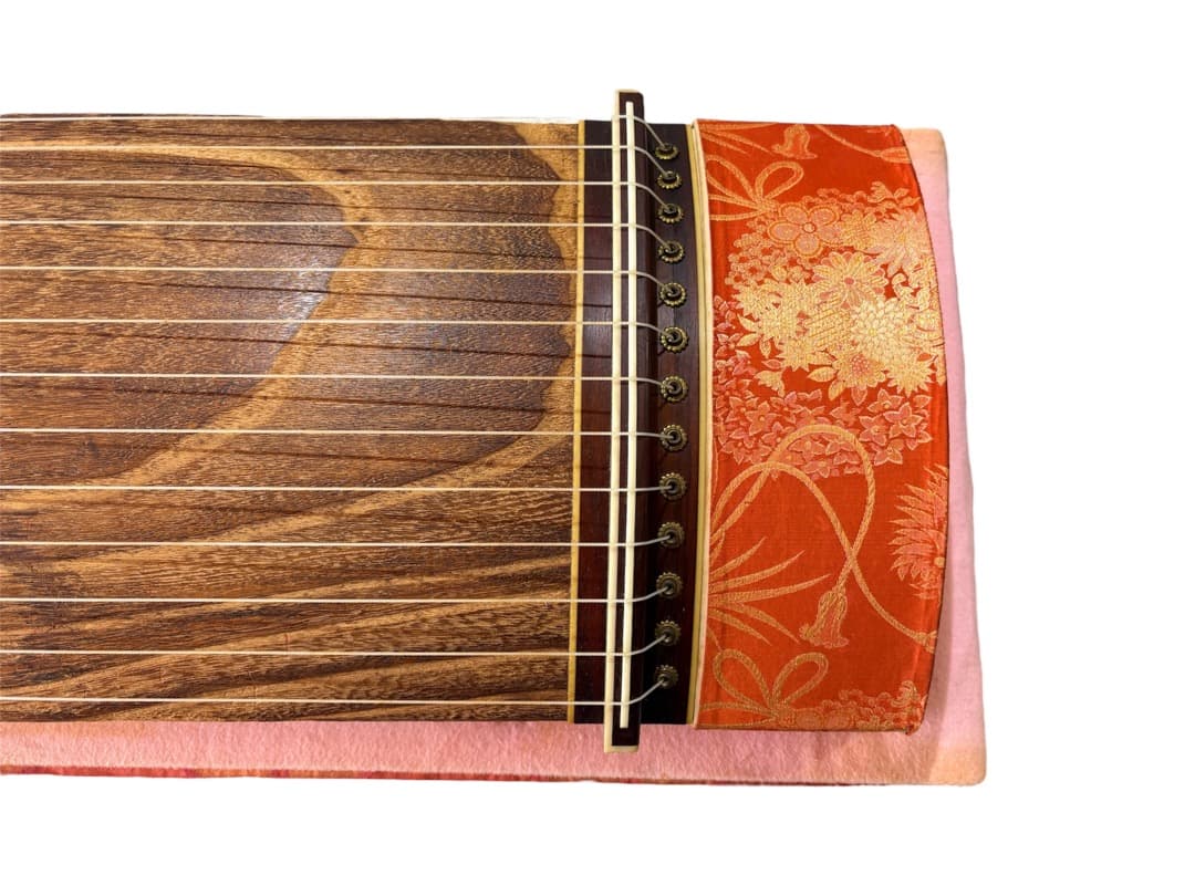琴　お琴　箏　すだれ彫り　和楽器　13弦　花柄装飾　くり甲　半上角　柱つき