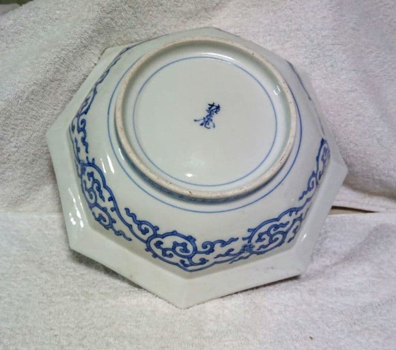 十二代柿右衛門八角形の青赤花柄鉢A415