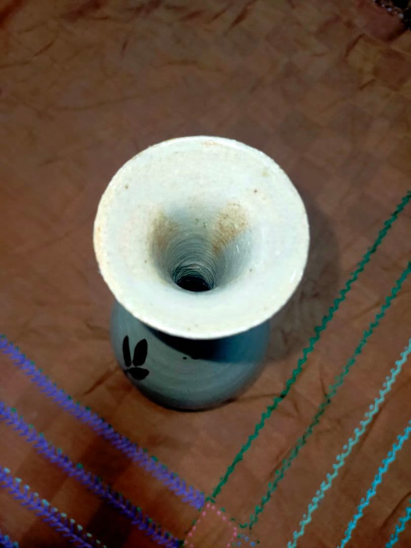 手に持つとしっくり来るという表現がピッタリの写真よりも実物の方が鼠色っぽ鶴首壷