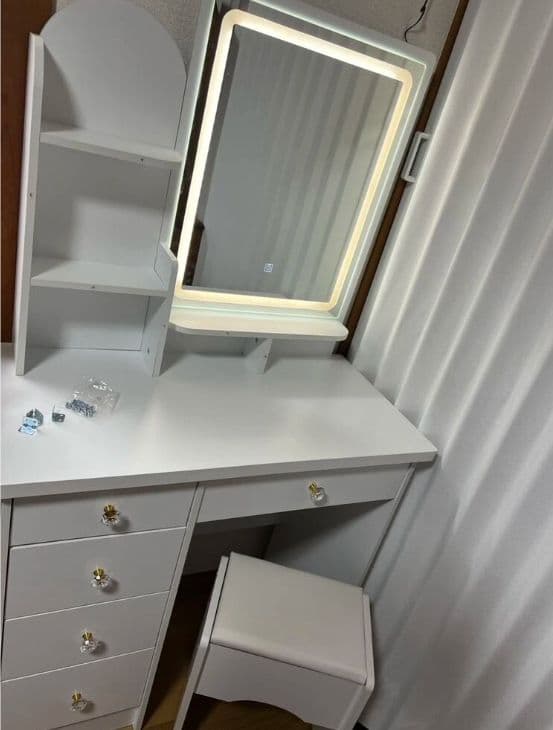 3 色 LED ライトと多機能収納を備えたコンパクトな白い化粧台。