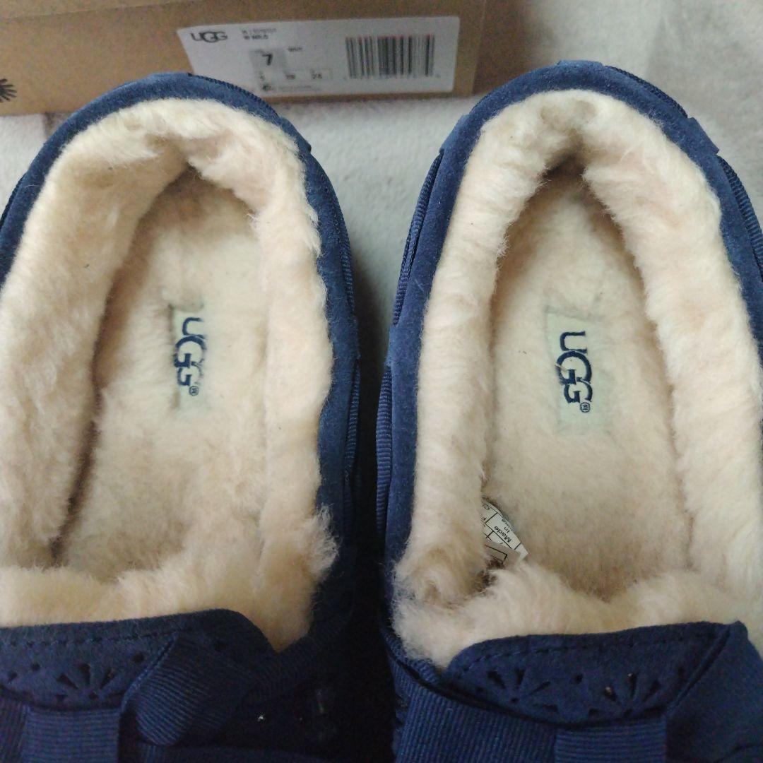 新品同様　UGG　アグ　リボン モカシン　24　サイズ7 スエード ネイビー
