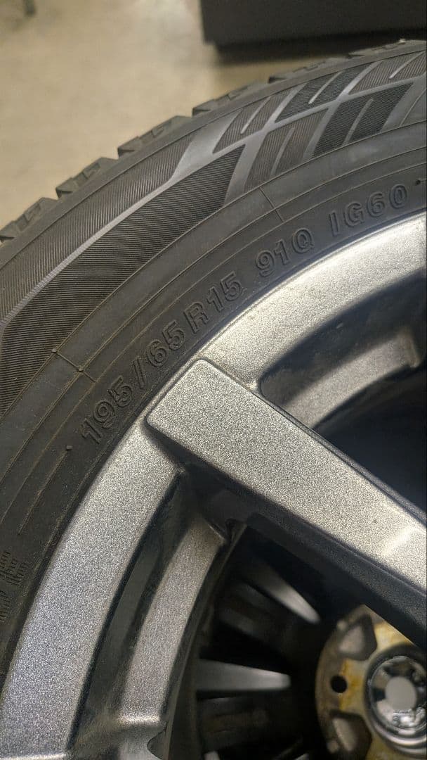 195/65R15スタッドレス 15インチ5穴114.3タイヤ　セレナ