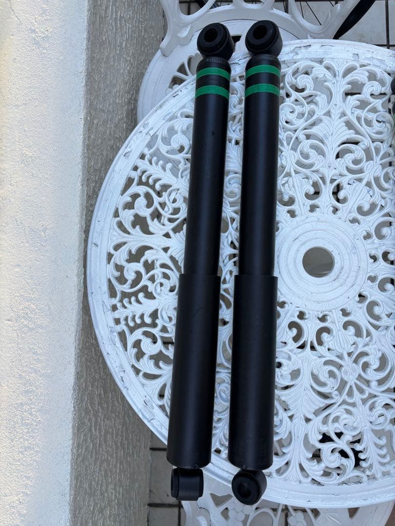 ハイエース200系　9型　ダークプライムS ショックアブソーバー