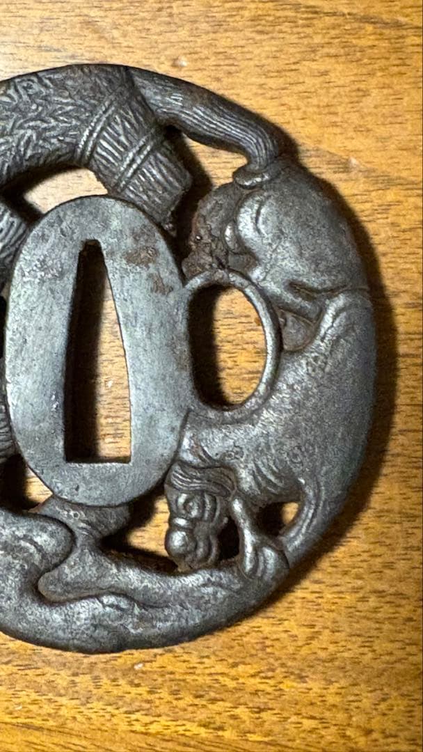 武具　刀装具　刀鍔　在名彦根住　馬に武将図　透かし鉄地　箱付　骨董品